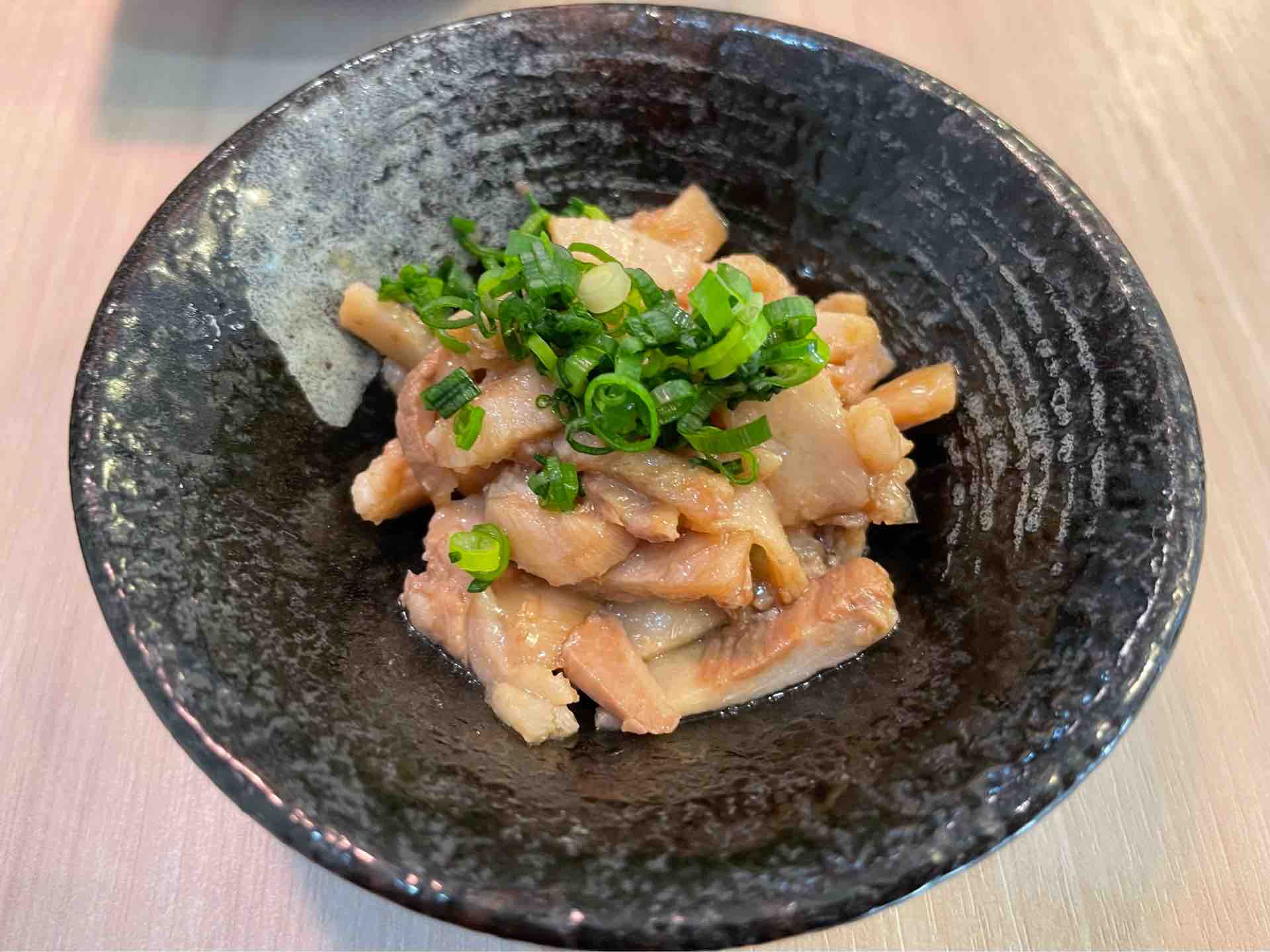 築地の 鮪成人 まぐろなるど にて 塩釜産天然本まぐろ鮪ぶつ 鮪の皮ポン酢など Dales Mivisのラーメン 一人飲みなど