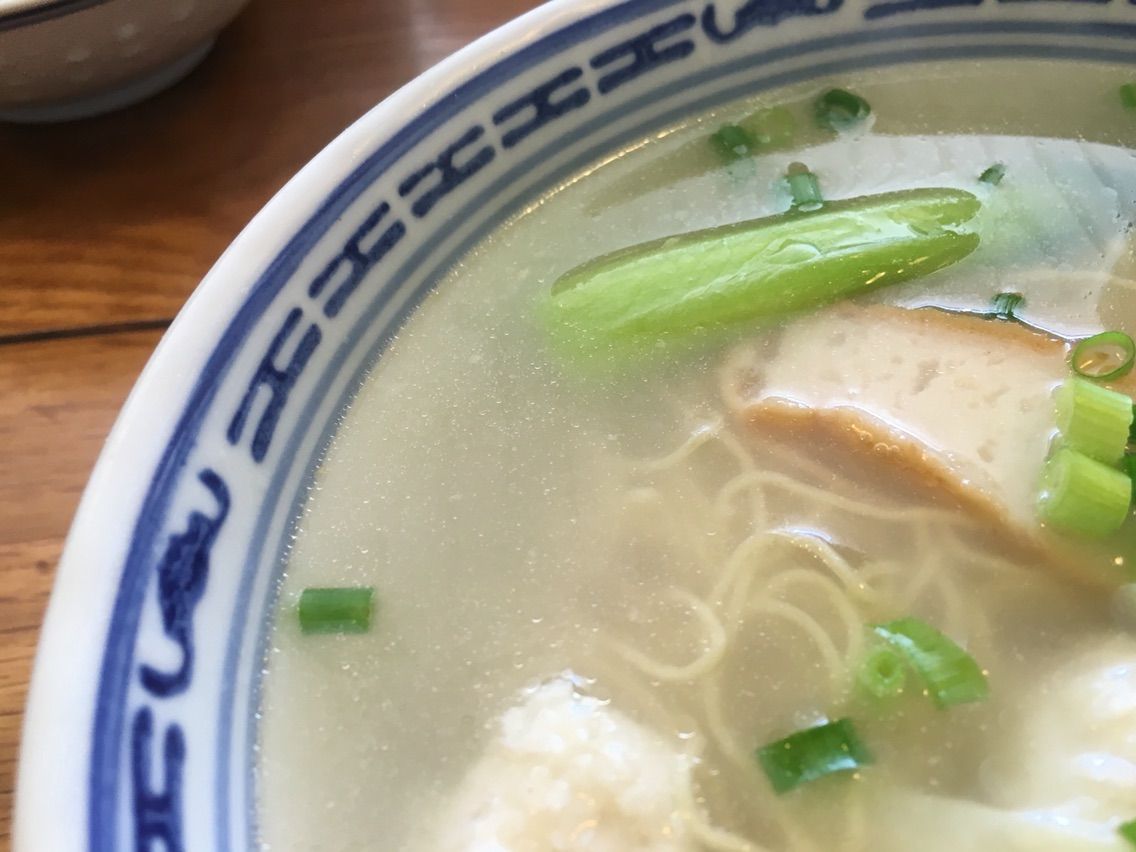 四谷三丁目の「香港麺 新記」にて雲呑魚蛋麺（ワンタンつみれ麺）と排骨飯（スペアリブ飯）・小のランチセット : Dales Mivisのラーメン ...