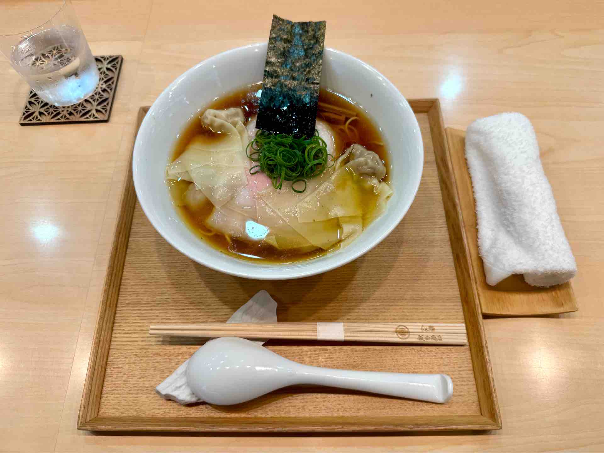 祝15周年 湯河原「飯田商店」にて わんたん入りしょうゆらぁ麺 ※書籍