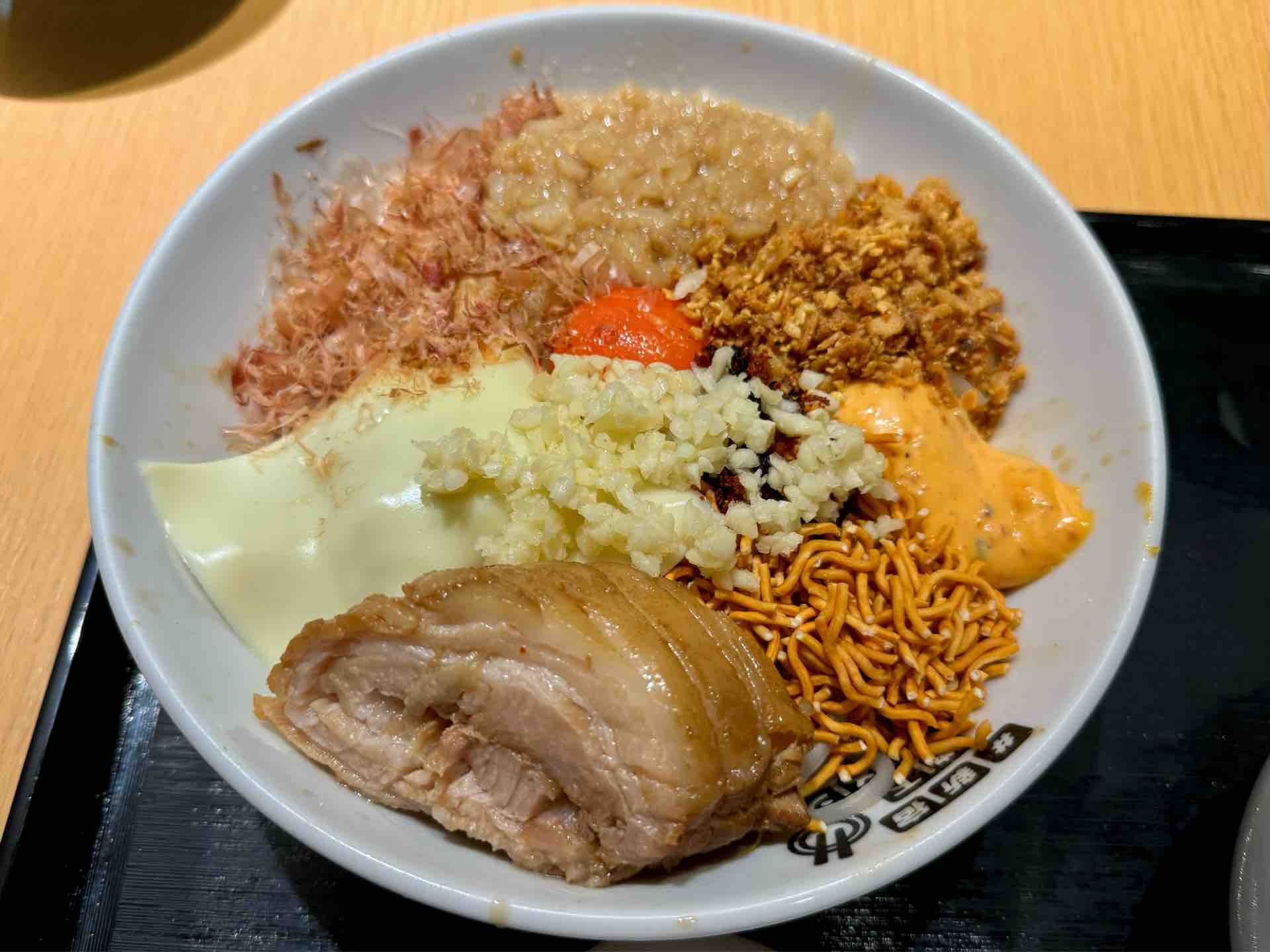 新宿地下ラーメン」にて栃木「ハイマウント」まぜそば＋コッコ