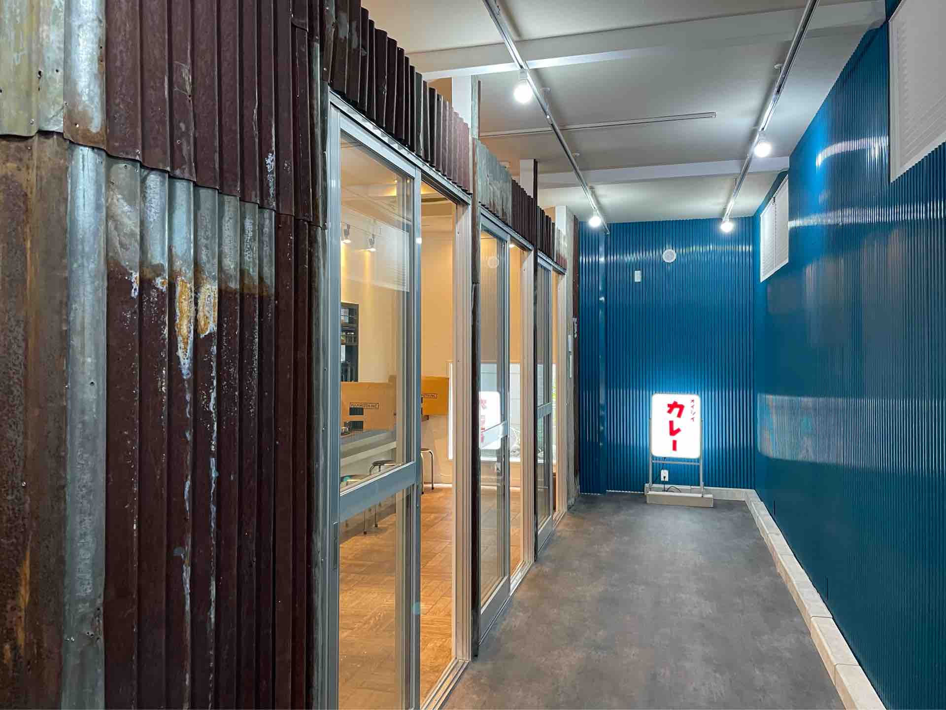 下北沢の オイシイカレー にて 二種盛り 鶏出汁チキンカレー 豚出汁ポークカレー コールスローサラダ Dales Mivisのラーメン 一人飲みなど