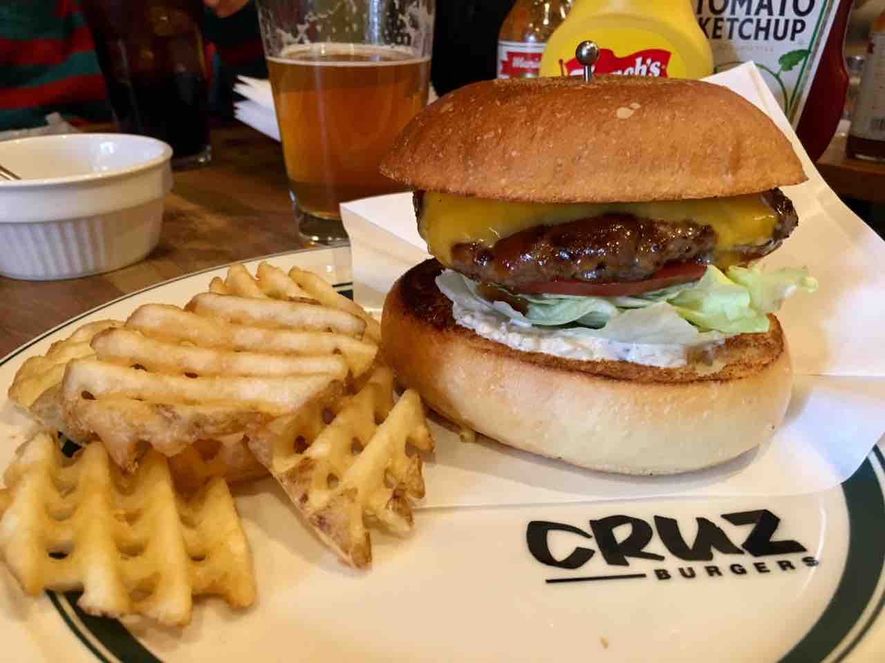 四ツ谷の Cruz Burgers クルーズバーガーズ にてチェダーチーズバーガー クラフトビールなど Dales Mivisのラーメン 一人飲みなど