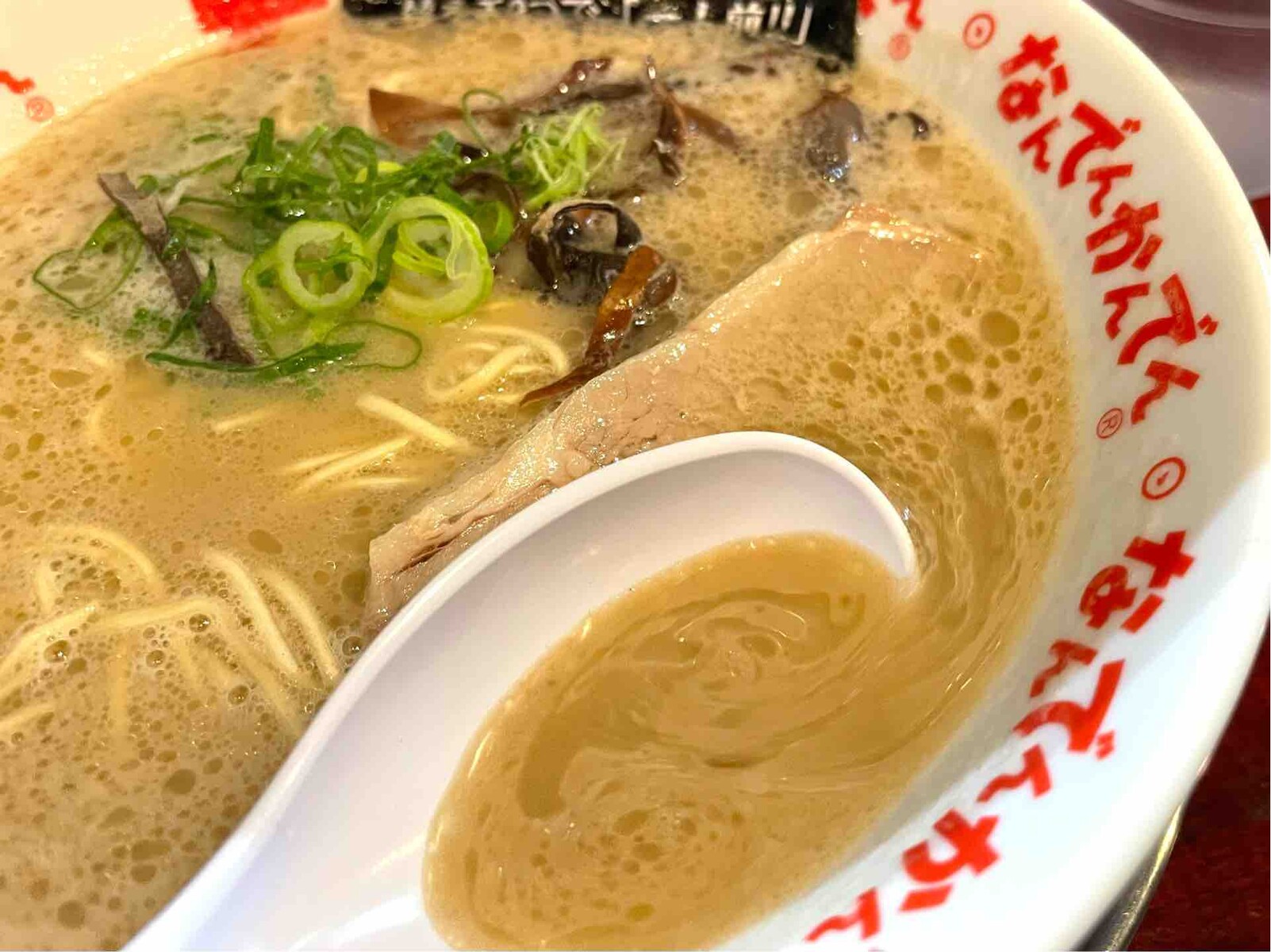 なんでんかんでん 西新宿店 にて ラーメン 替え玉ハリガネ Dales Mivisのラーメン 一人飲みなど