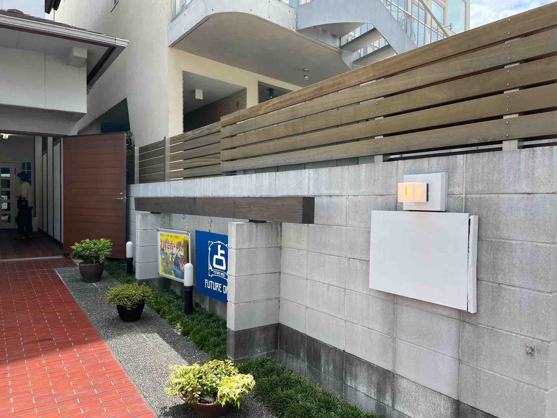 下北沢の オイシイカレー にて 二種盛り 鶏出汁チキンカレー 豚出汁ポークカレー コールスローサラダ Dales Mivisのラーメン 一人飲みなど