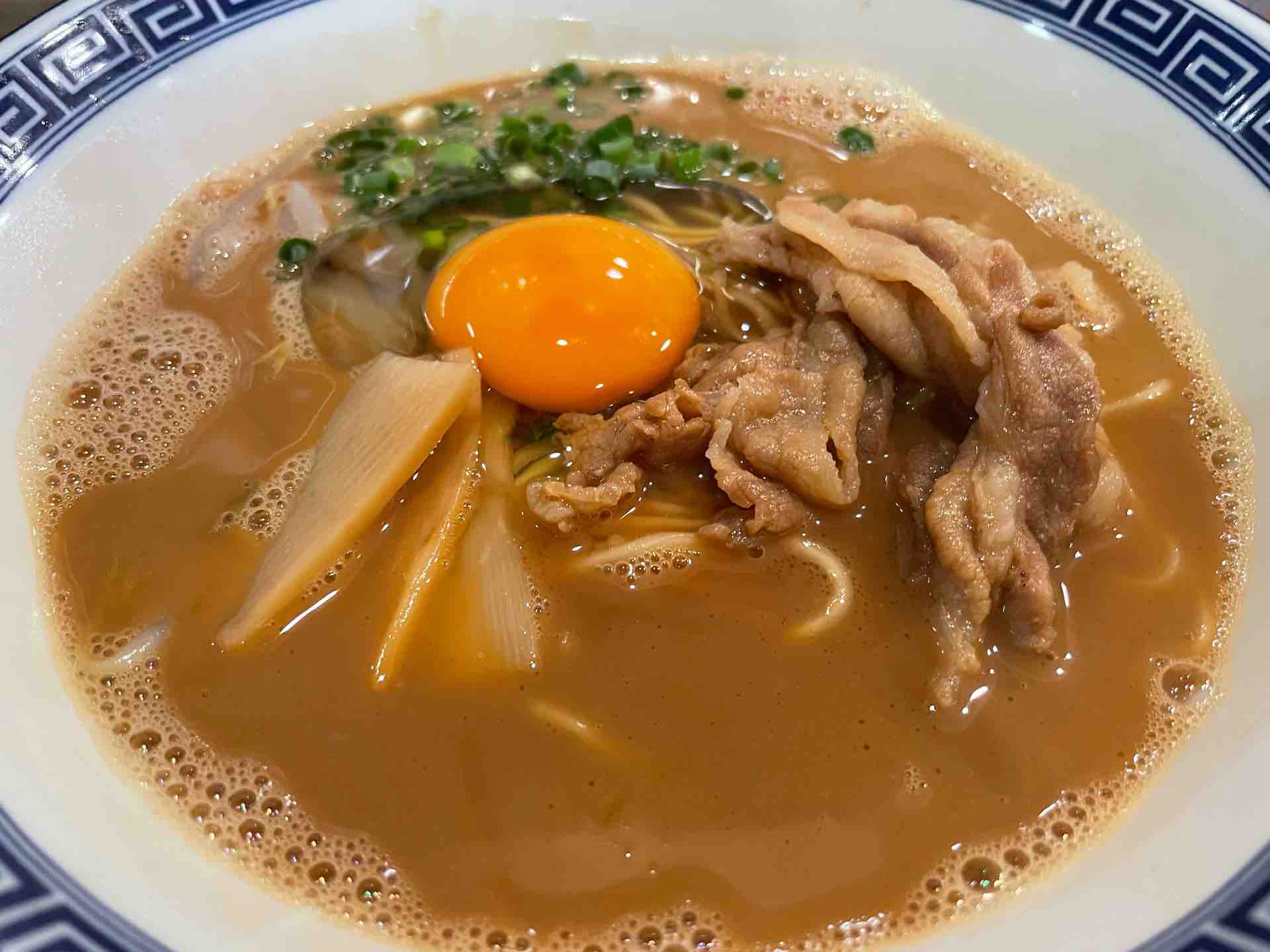 西新宿の 徳島ラーメン はるま にて 中華そば 生卵 Dales Mivisのラーメン 一人飲みなど 西新宿の 徳島ラーメン はるま にて 中華そば 生卵 Dales Mivisのラーメン 一人飲みなど