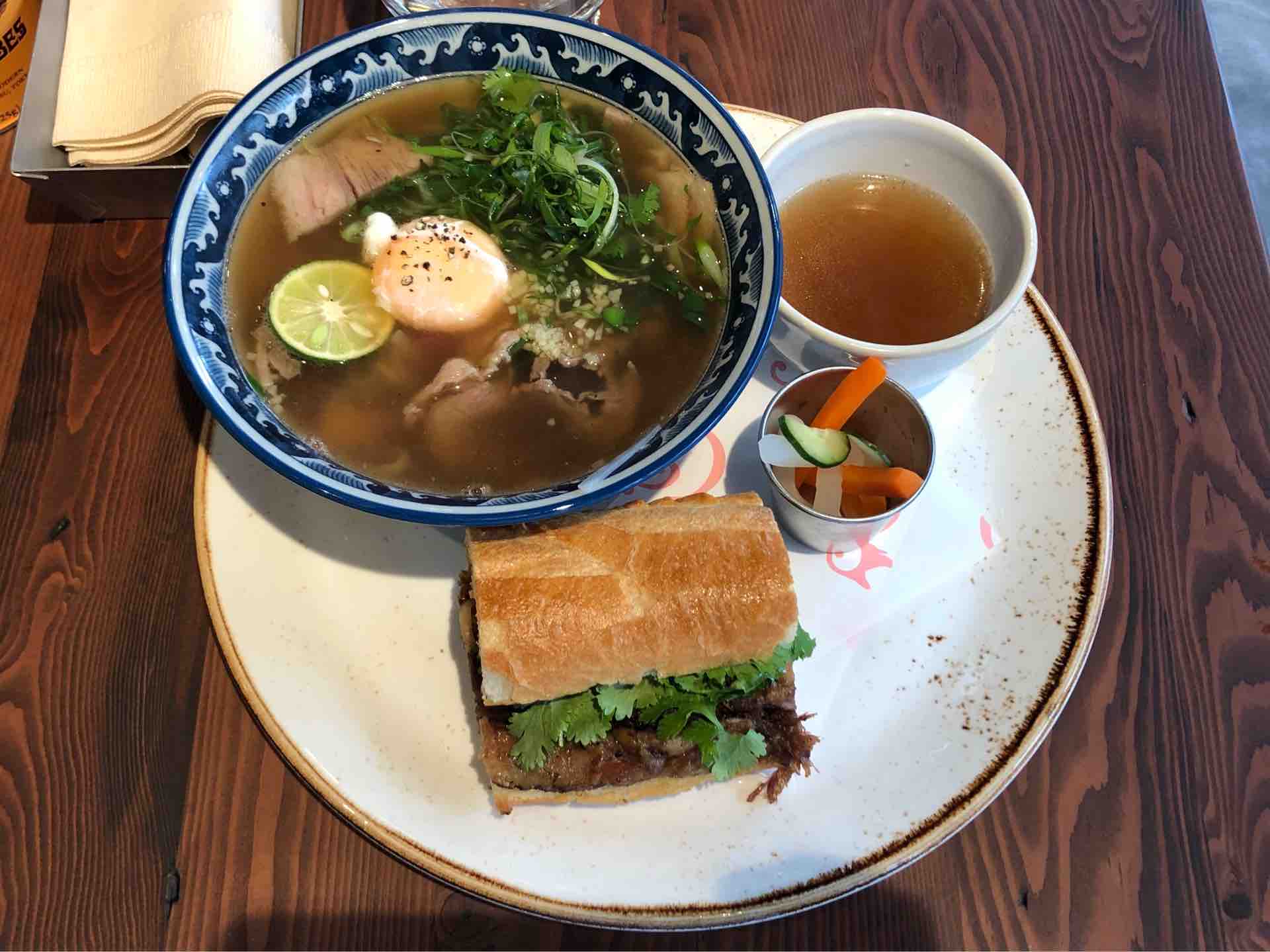 恵比寿の The Pig The Lady にて 牛肉のフォーと牛バラバインミーのセット Dales Mivisのラーメン 一人飲みなど 恵比寿の The Pig The Lady にて 牛肉のフォーと牛バラバインミーのセット Dales Mivisのラーメン 一人飲みなど
