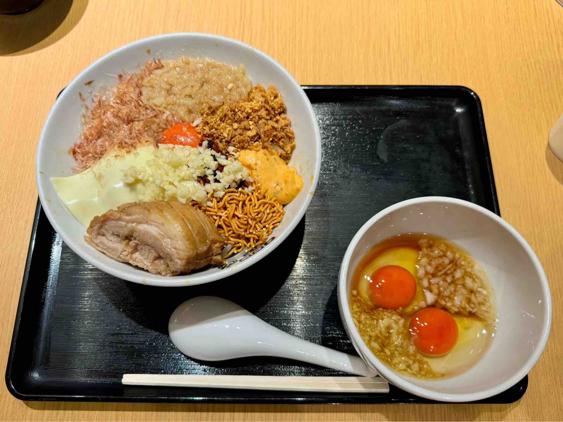 新宿地下ラーメン」にて栃木「ハイマウント」まぜそば＋コッコ