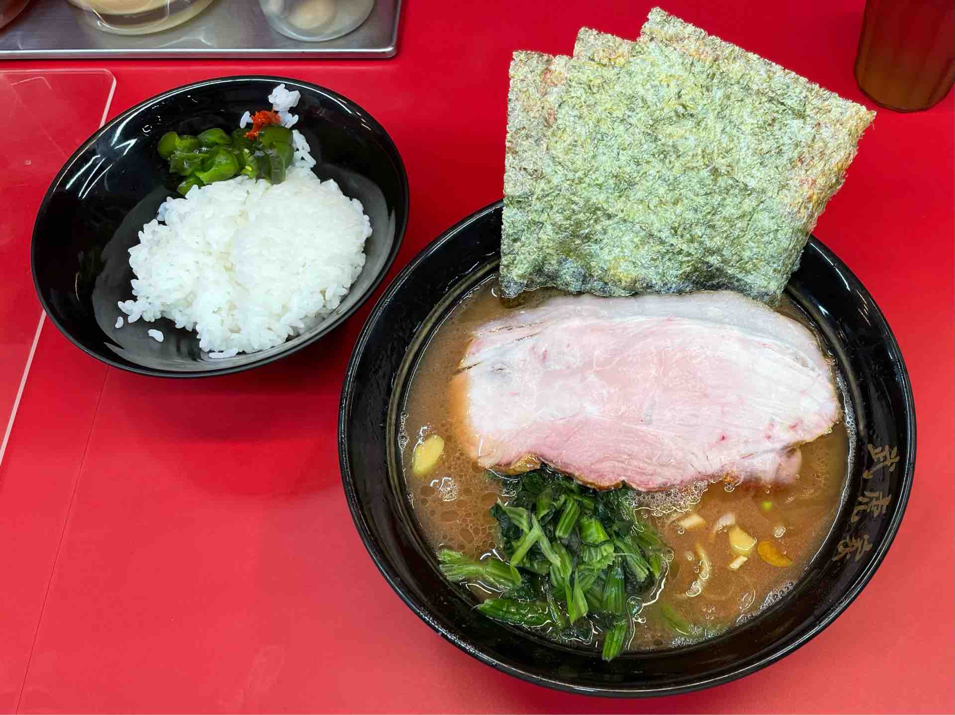 らーめん武虎家 暁 仙川店」にて らーめん 並盛、無料ライス : Dales 