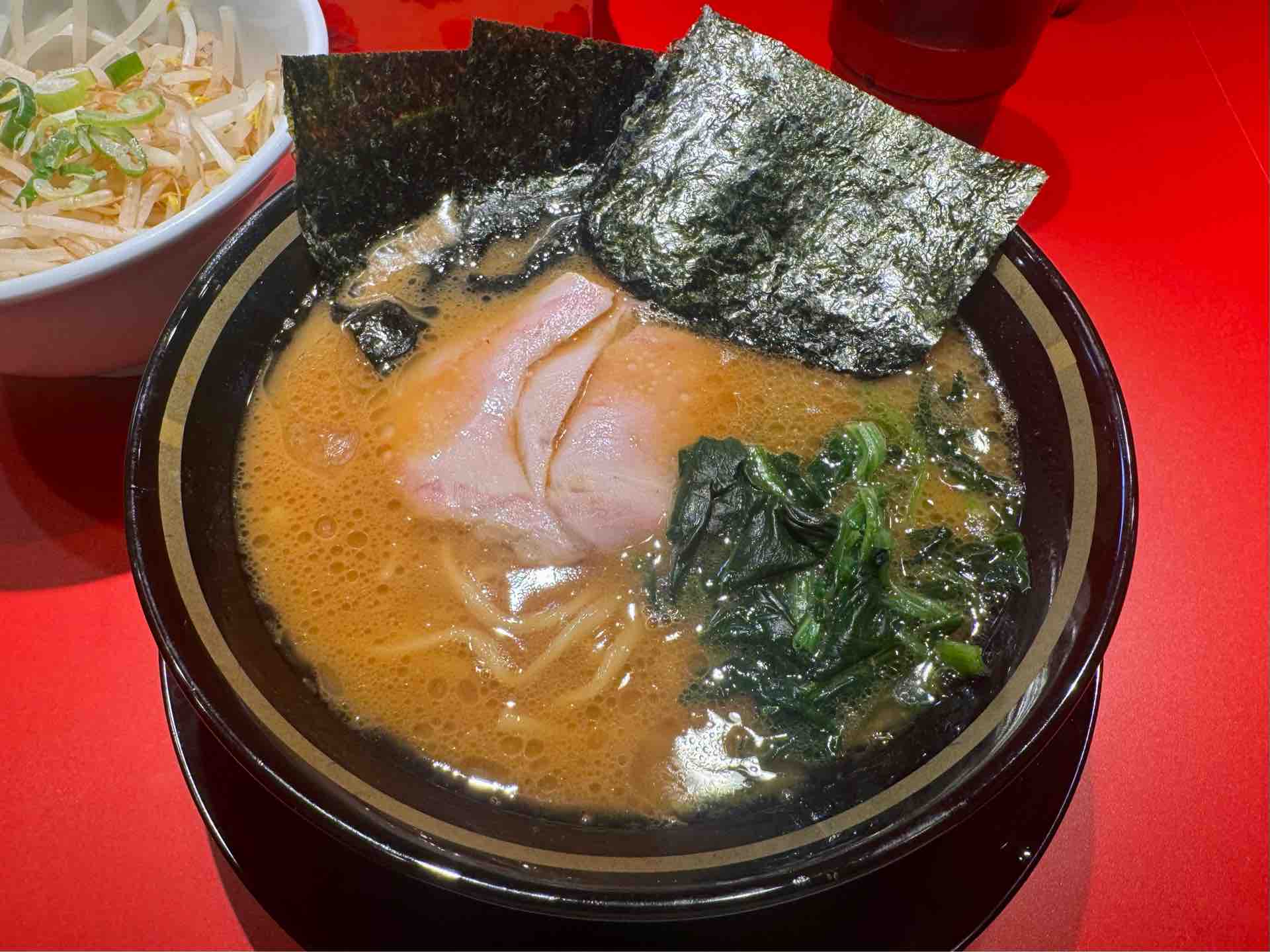 「王道家」系「ネギラーメン新橋店」がリニューアル 「家系ラーメン 王道乃印 新橋店」にて ラーメン ※野菜別皿 : Dales Mivisの ...