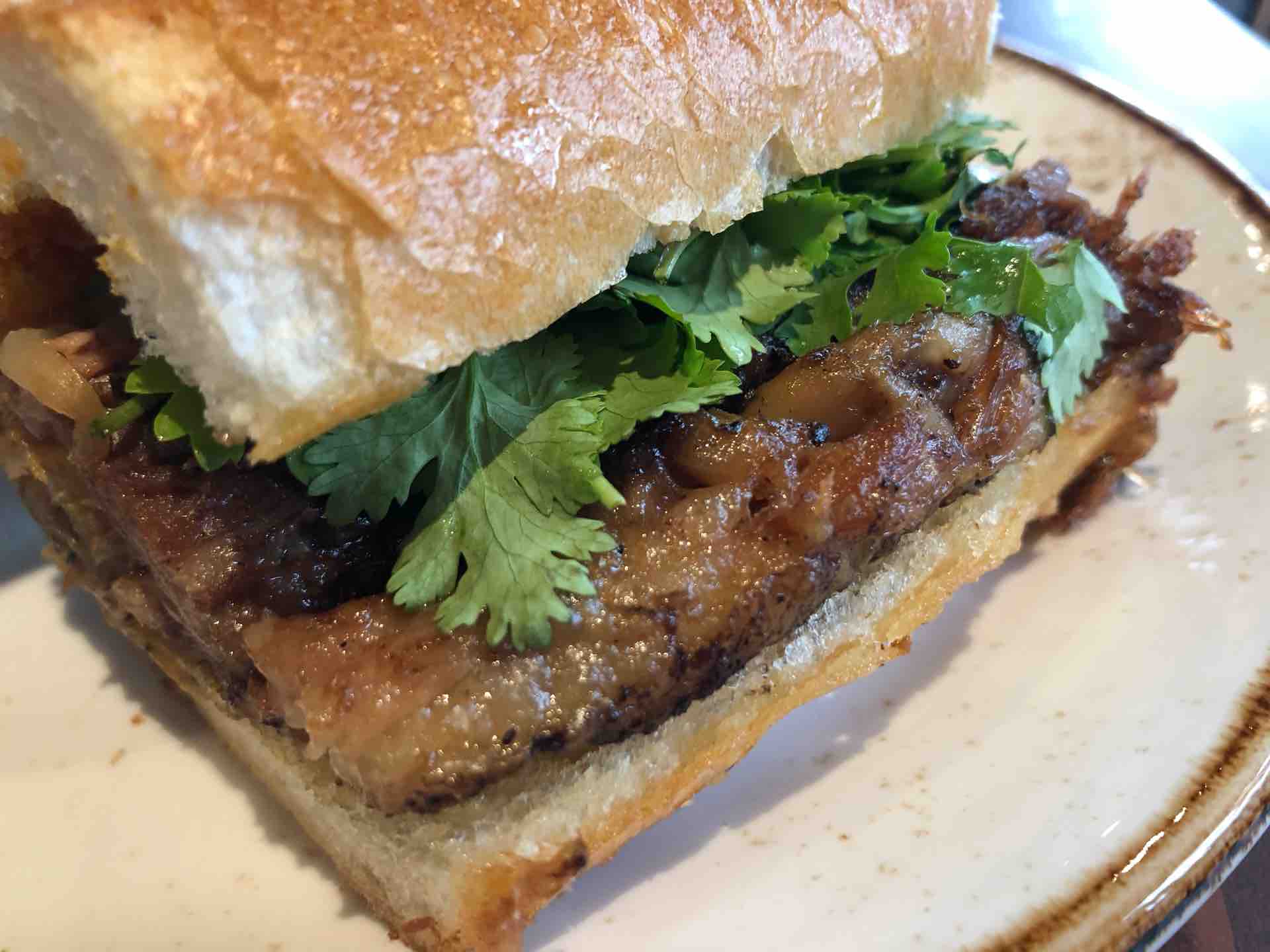 恵比寿の The Pig The Lady にて 牛肉のフォーと牛バラバインミーのセット Dales Mivisのラーメン 一人飲みなど 恵比寿の The Pig The Lady にて 牛肉のフォーと牛バラバインミーのセット Dales Mivisのラーメン 一人飲みなど