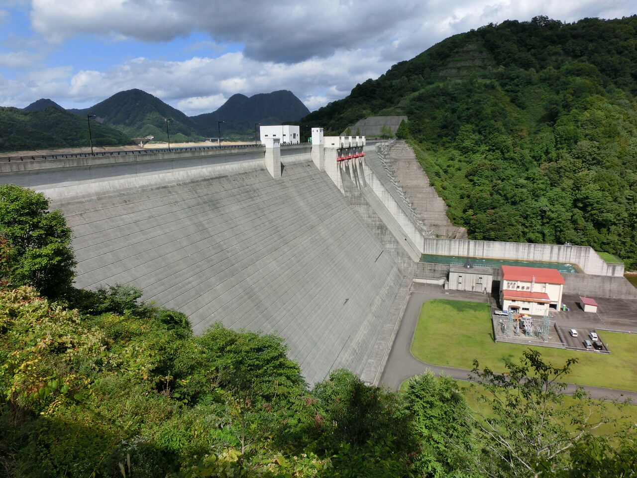 カッパのダム巡り秋田県玉川ダムは酸性水の中和で空より青い宝仙湖コメントする