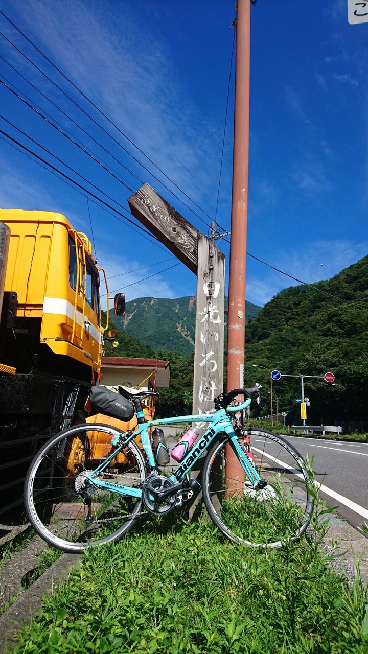 日光のいろは坂を自転車で登る人入の