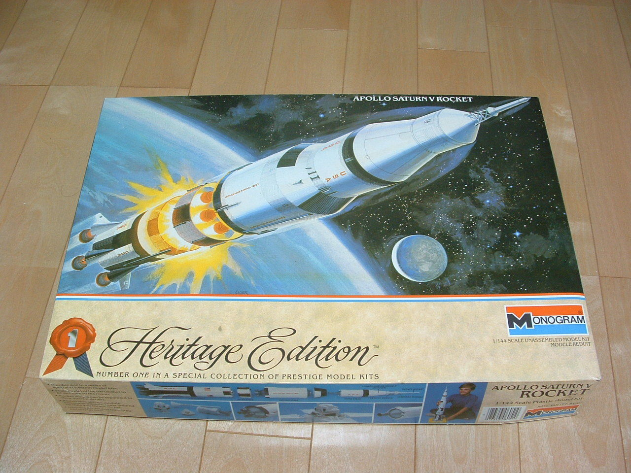 モノグラム 1/144 アポロ サターン5型 ロケット 月面着陸25周年記念コミック本付 (全高約800mm 大型プラモデル) APOLLO SATURN Ⅴ ROCKET バンダイモノグラム1⁄144アポロ サターン5型ロケット□1978年製完成時77