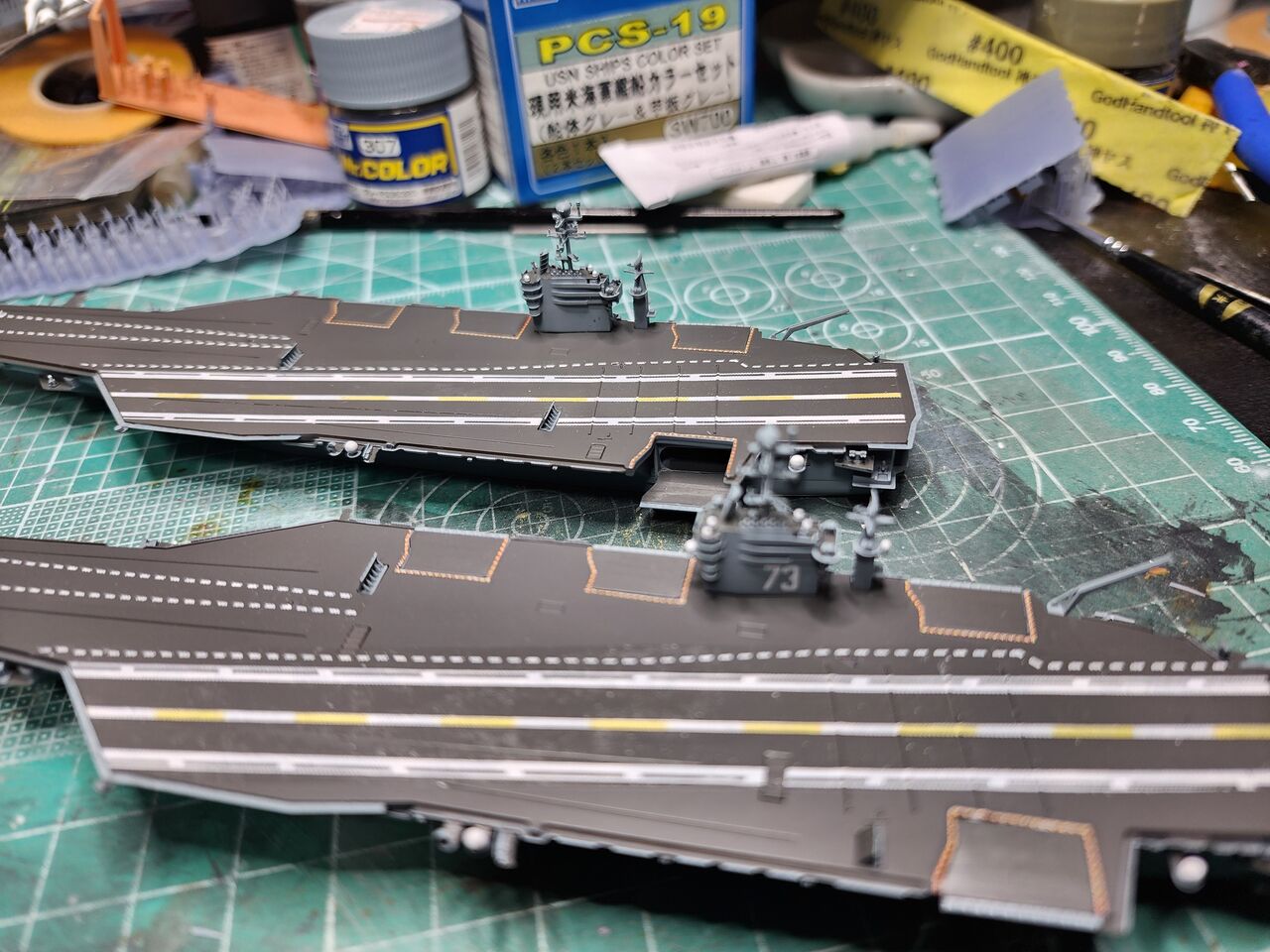 ニミッツ級原子力空母「ニミッツ」（1/2000スケール ） 1/2000 ニミッツ級原子力空母、ジョージ・ワシントンサンプル組み立て