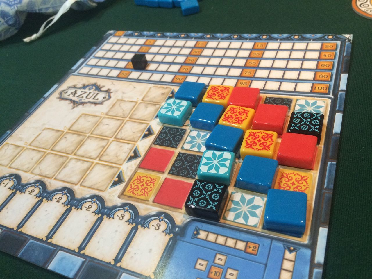 シンプルだけれど意地悪ルール 並んだタイルがとにかくクール Azul アズール の話 キャッチーでいてください シンプルだけれど意地悪ルール 並んだタイルがとにかくクール Azul アズール の話 キャッチーでいてください