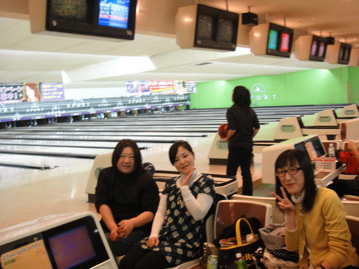 女性チーム。後ろの方は違います。
