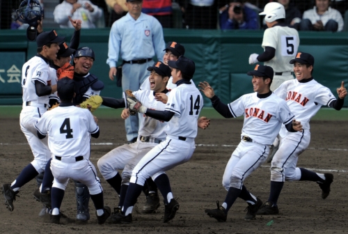 【2010 第82回春】興南センバツ優勝&決勝(日大三高)ボール2個と台座付 2010 第82回春】興南高校 センバツ優勝&決勝(日大三高)ボール2個