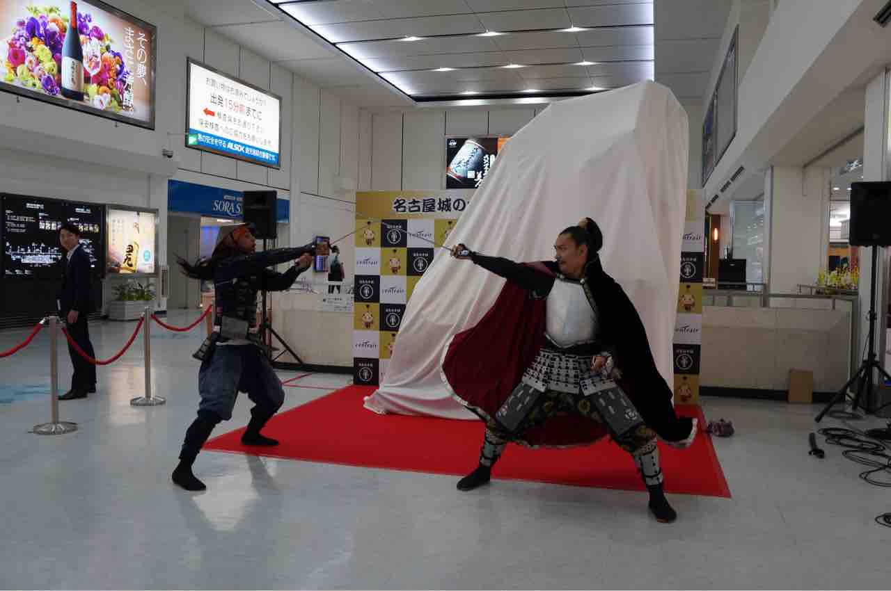 鹿児島空港に 金のシャチホコ 初上陸 セントレア線増便で武将隊も見参 弾丸フライヤー 鹿児島空港に 金のシャチホコ 初上陸 セントレア線増便で武将隊も見参 弾丸フライヤー