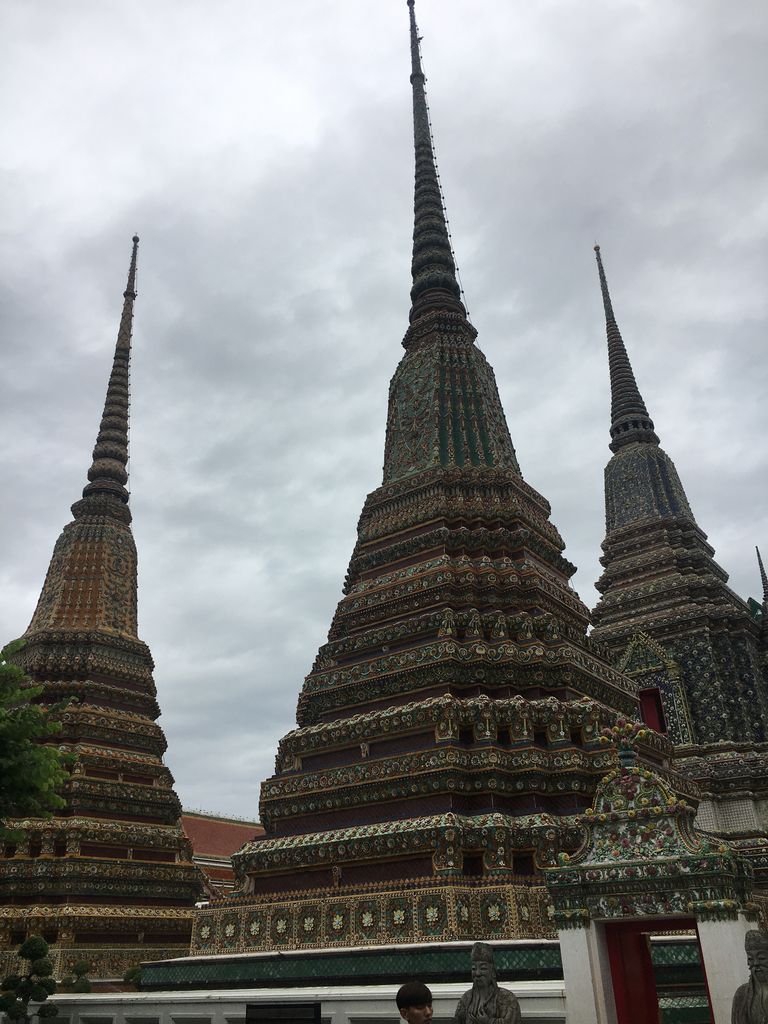 弾丸５ ワットポーの涅槃仏は規格外の大きさ 足だけで５メートル 弾丸フライヤー