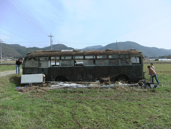 廃バスを観察