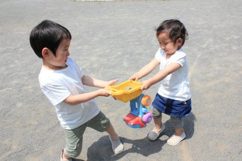 息子の幼稚園の友達がすぐ手を出す。その子の親は育て方を除いてはいい人。でも、関係を断ち切るべきか迷っている。のサムネイル