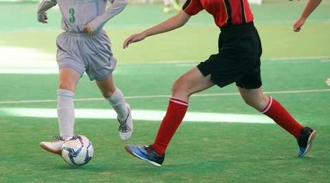 【相談】大学のフットサルサークルで出会った彼女と付き合っているけれど、そのサークルの後輩が何かと俺のことを彼女に報告しているようで…のサムネイル
