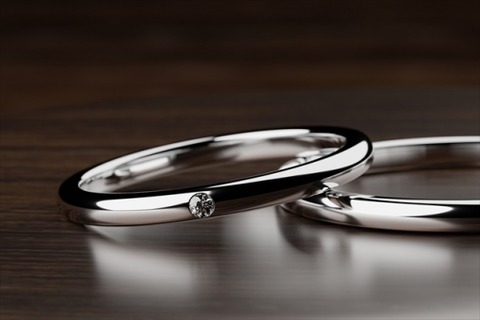クリスマスプレゼントに妻が欲しがっていたのは13万のダイヤエタニティリング…クリスマスプレゼントの予算ってどのくらい？のサムネイル
