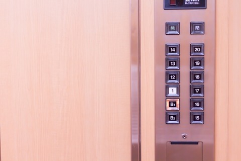 エレベーターに乗った人がワンフロア移動のためにボタンを押すとイラっとする。のサムネイル