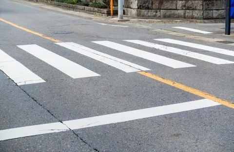 原付で運転中、横断歩道を歩行者が渡っていたので一時停止したら、後ろの車に追い越された。のサムネイル