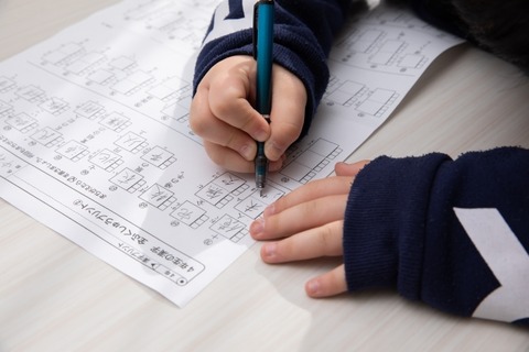 朝、子供が漢字の練習をしていて間違ったから直していたら、嫁が筆順が違うって指摘してきたのサムネイル