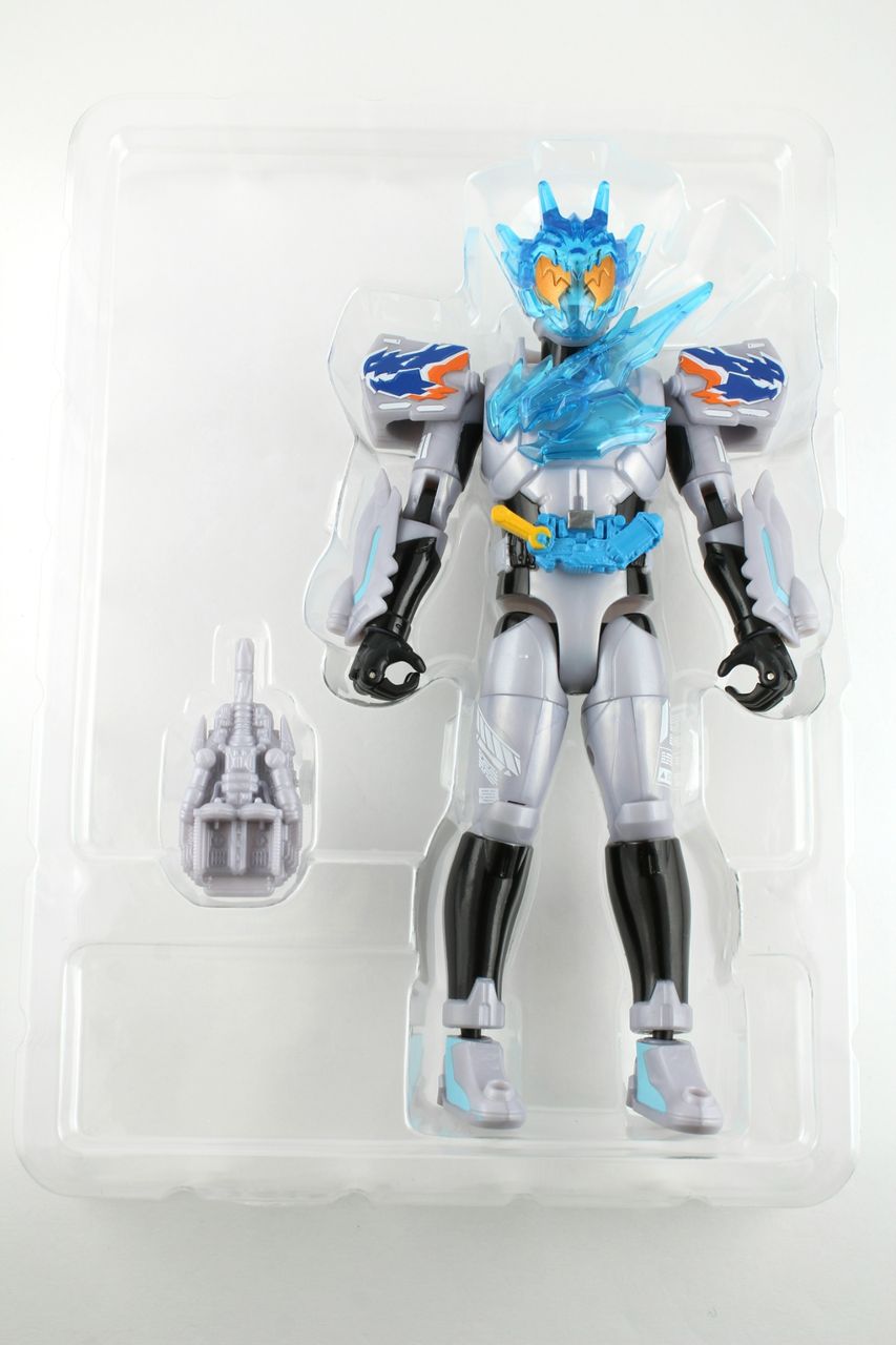 仮面ライダークローズチャージ　フィギュア Amazon.co.jp: TAMASHII NATIONS S.H.フィギュアーツ 仮面