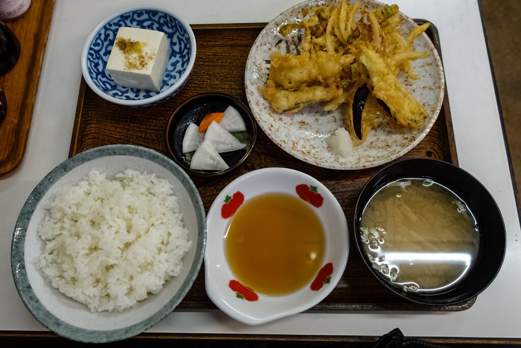 野菜のかき揚げと穴子の天ぷら定食 相変わらず基本的にお一人様 散歩の暇人 改
