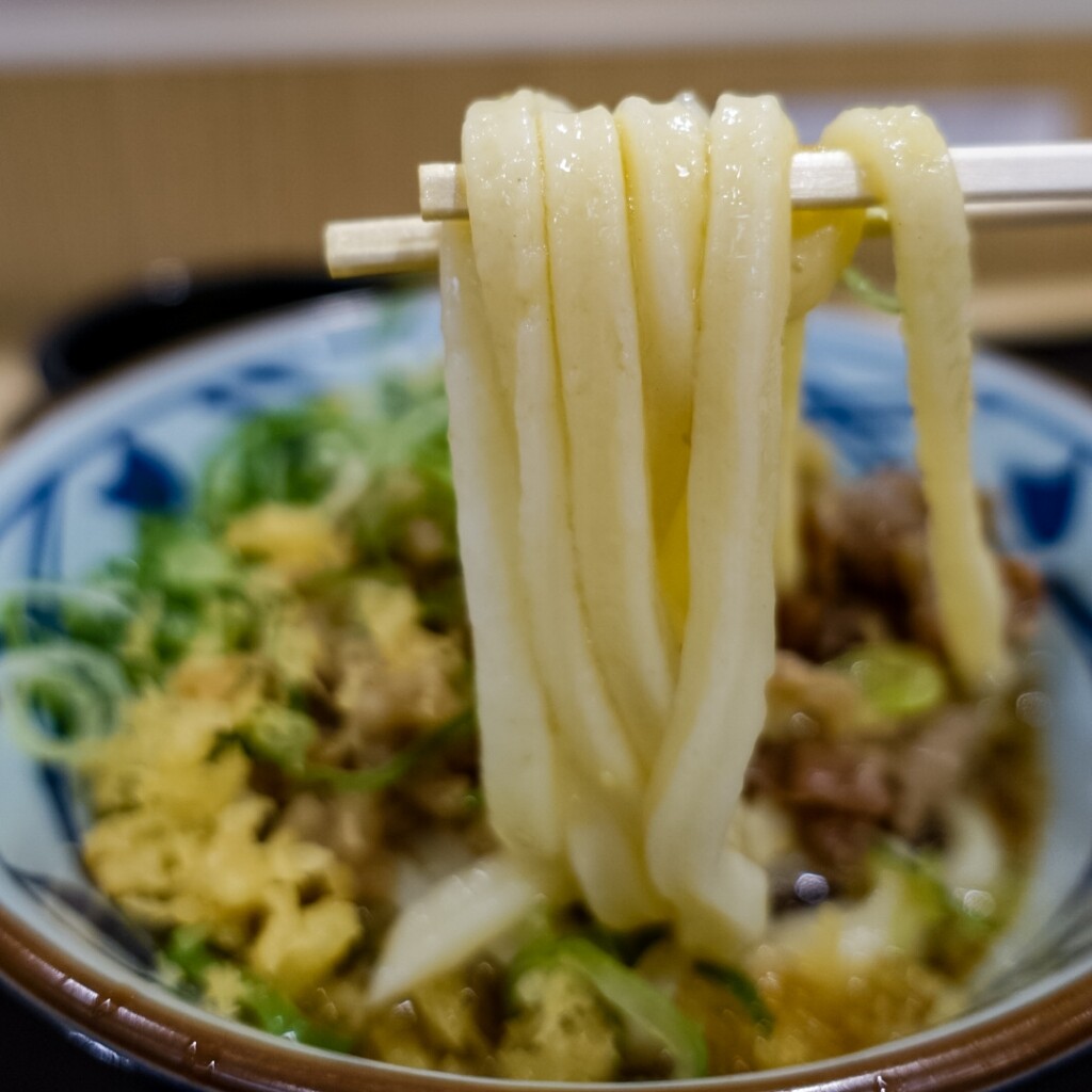 肉ぶっかけうどん冷 丸亀製麺 相変わらず基本的にお一人様 散歩の暇人 改
