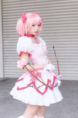 カリスマコスプレイヤーのえなこさん、魔法少女コスを公開