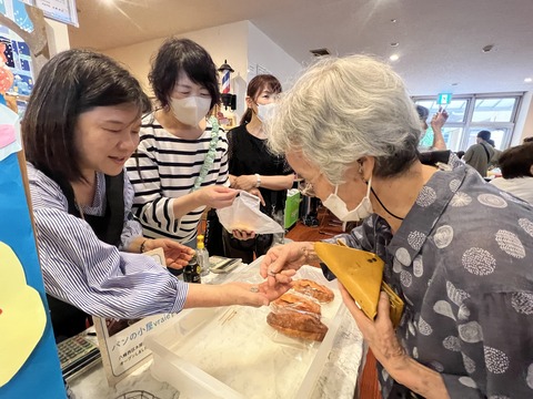 職員が高齢者に食事を提供している交流活動の様子