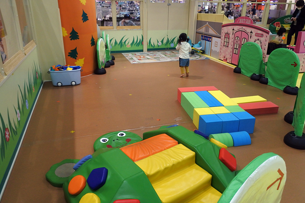 旭川 イオン西スキッズガーデン コンパクトな施設内にごっこ遊びやボールプール 滑り台などなどまるでおもちゃ箱 父子手帳 2歳娘の50代父親