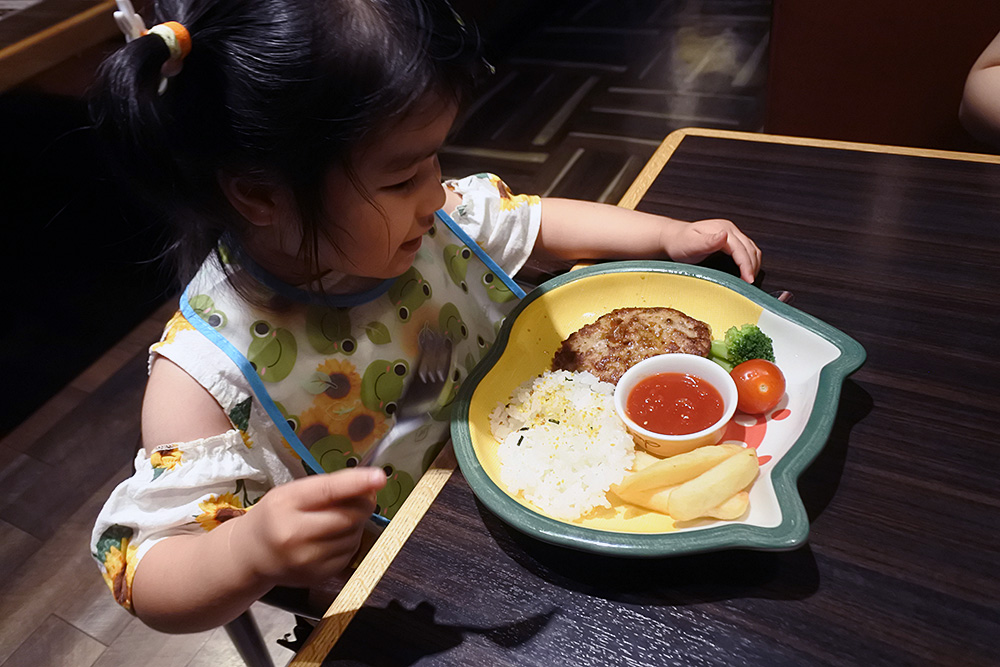 旭川 ハンバーグ好き2歳児が興奮 びっくりドンキーに行く 父子手帳 2歳娘の50代父親 旭川 ハンバーグ好き2歳児が興奮 びっくりドンキーに行く 父子手帳 2歳娘の50代父親