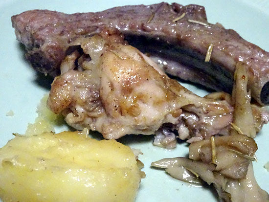ウチご飯 ダッチオーブンで鶏手羽元やらスペアリブやら でもやっぱ炭火だね ミーハーのこだわり