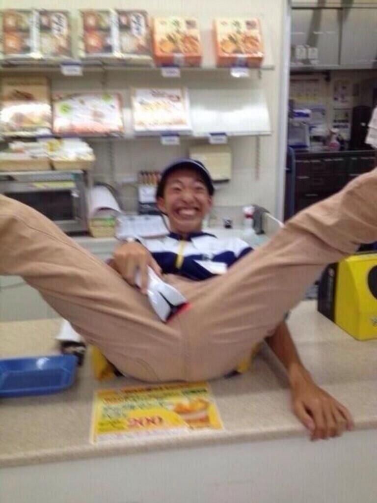 村岡万由子 M字開脚 ネット】コンビニ店員がレジカウンターの上でM字開脚し炎上！ 「これやった店潰れるの？」 : 2ちゃん有識者の見解