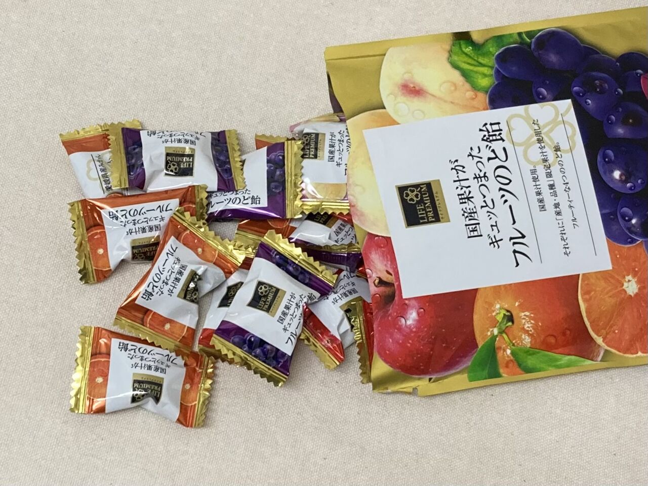 なしあめ ネオンカラー」のビビッドな世界観のパッケージデザインと