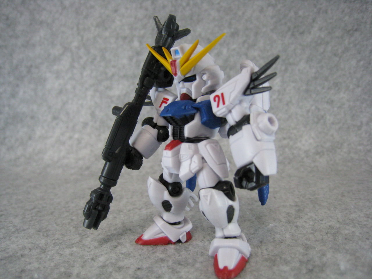 ガンダムF91を換装、ポージング、ディスプレイまで遊び尽くす