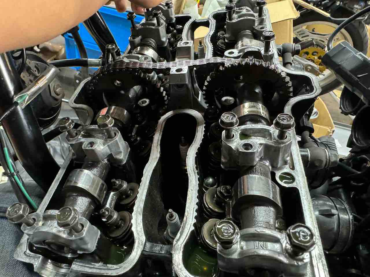 滋賀県 T様 CBX400F シリンダーヘッド前ボルト除去 : Deep Field