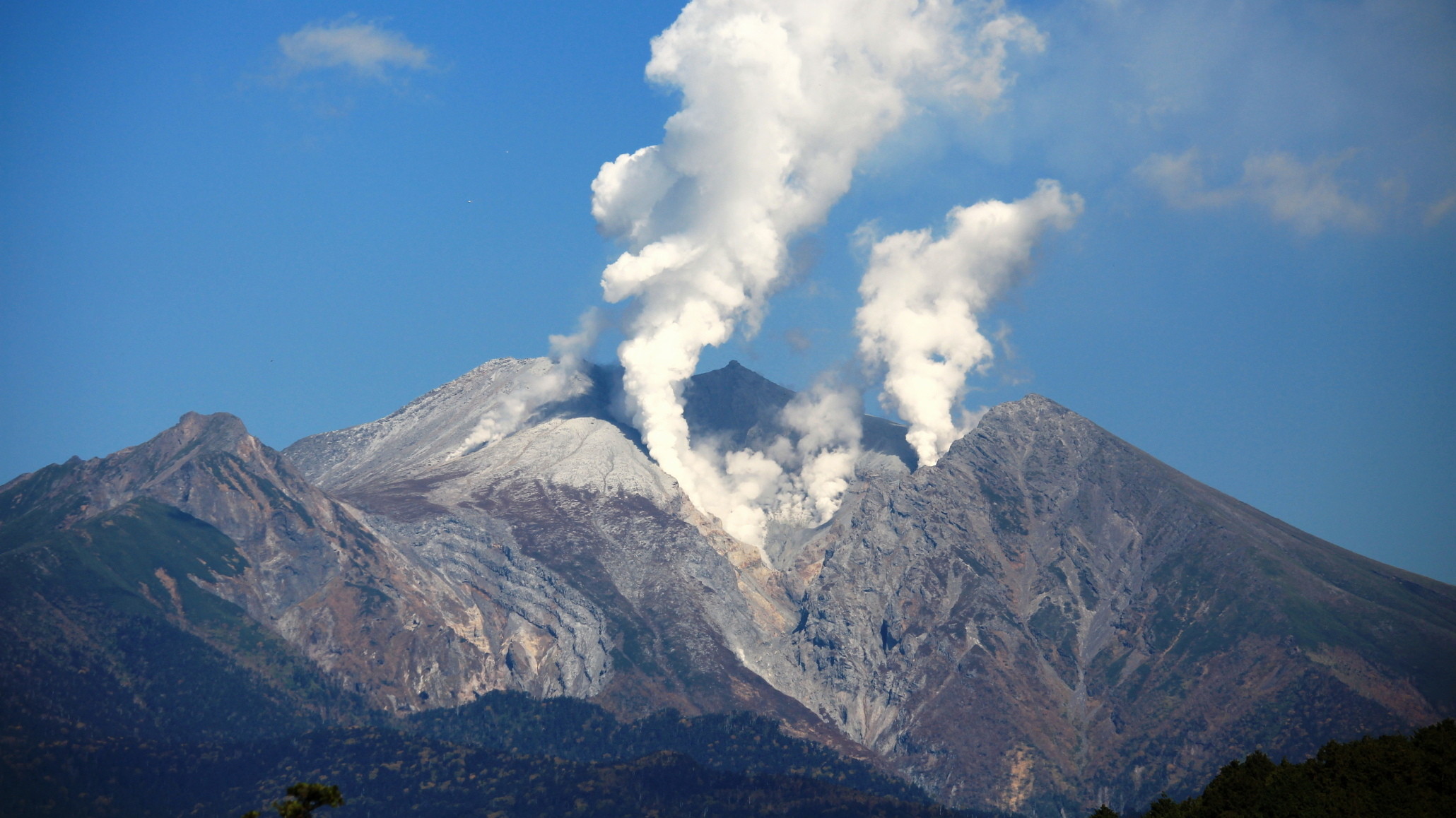 Mount_Ontake_from_Kurakake_Pass