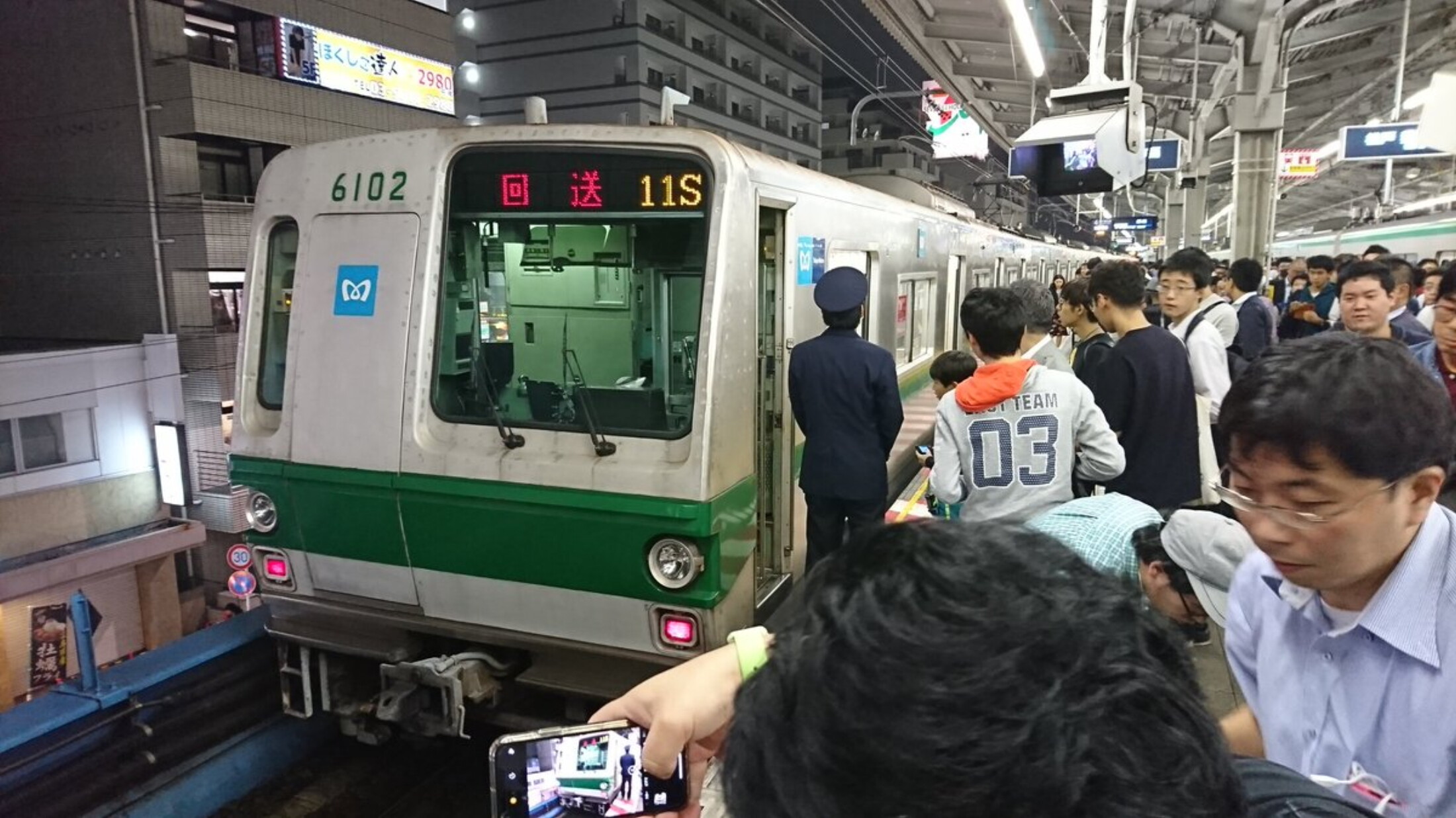Tokyo_Metro_6000_Series(Chiyoda_Line)