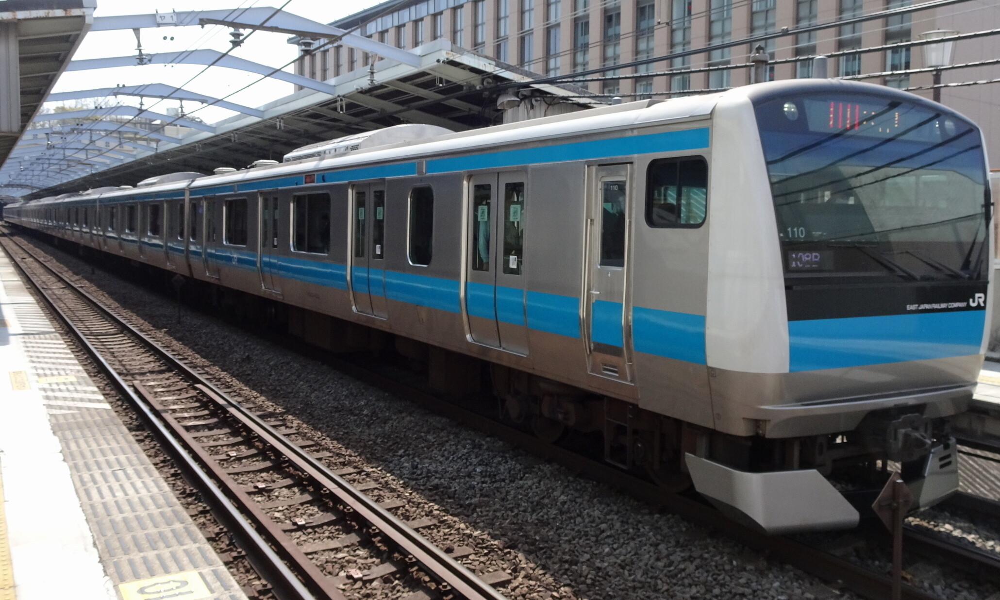JR_East_E233_Series_Keihin-Tohoku-Negishi_Line