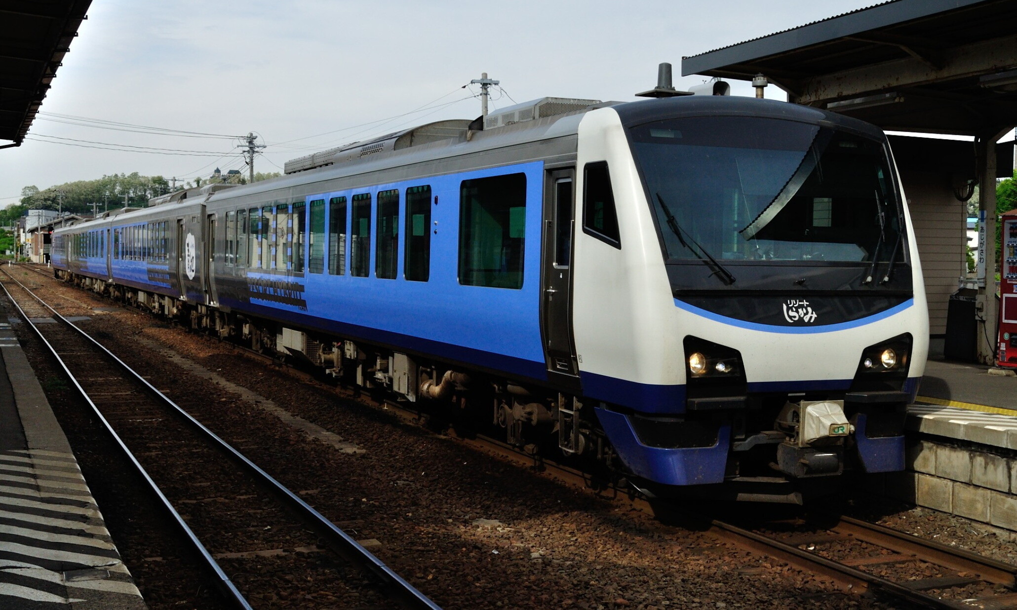 JR_East_HB-E300_Series_Resort_Shirakami_Aoike
