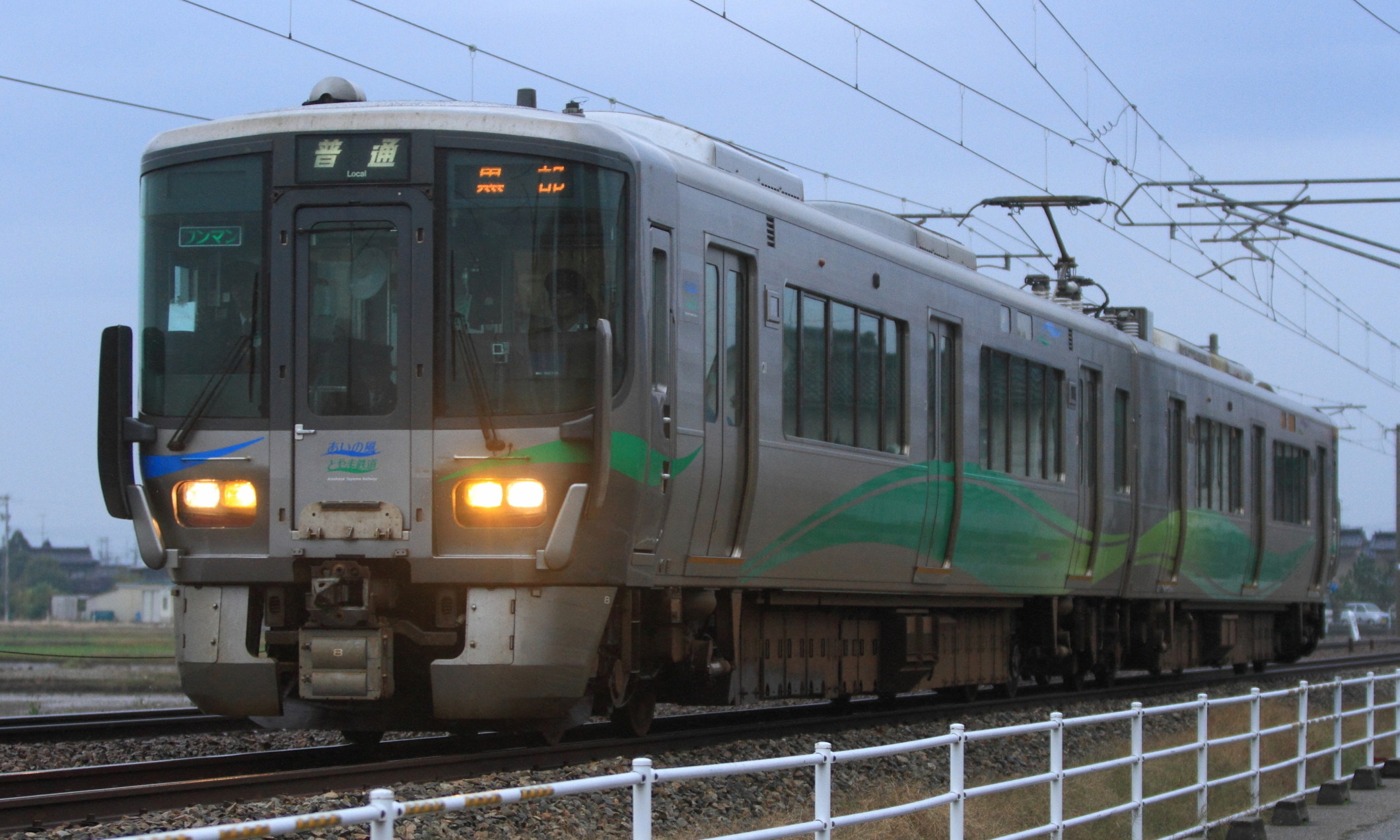 Ainokaze_Toyama_Railway_521_Series