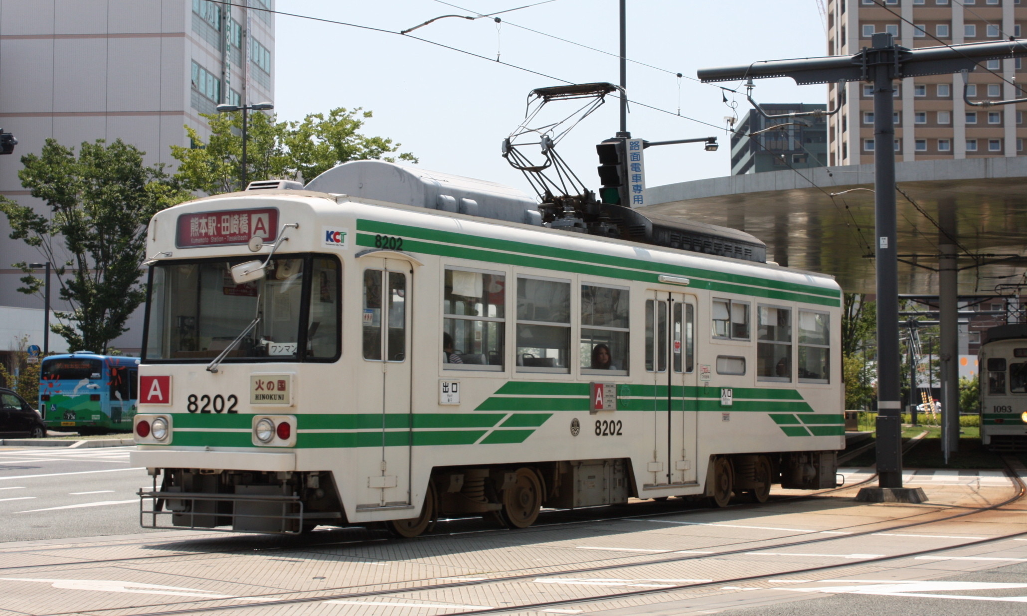 Kumamoto_City_Tram_8200_Series