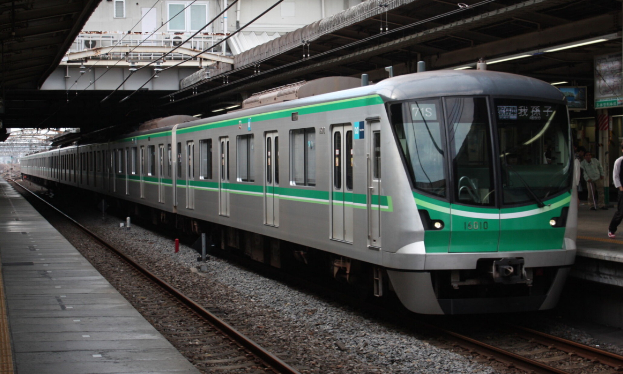 Tokyo_Metro_16000_Series(Chiyoda_Line)