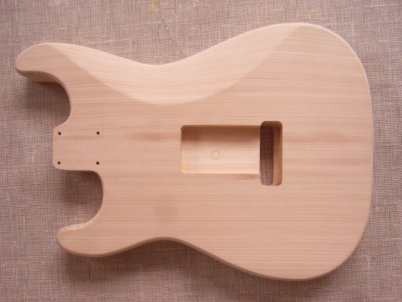 ひのきでストラトキャスター シンライン・ボディを作る : TORU FUJII